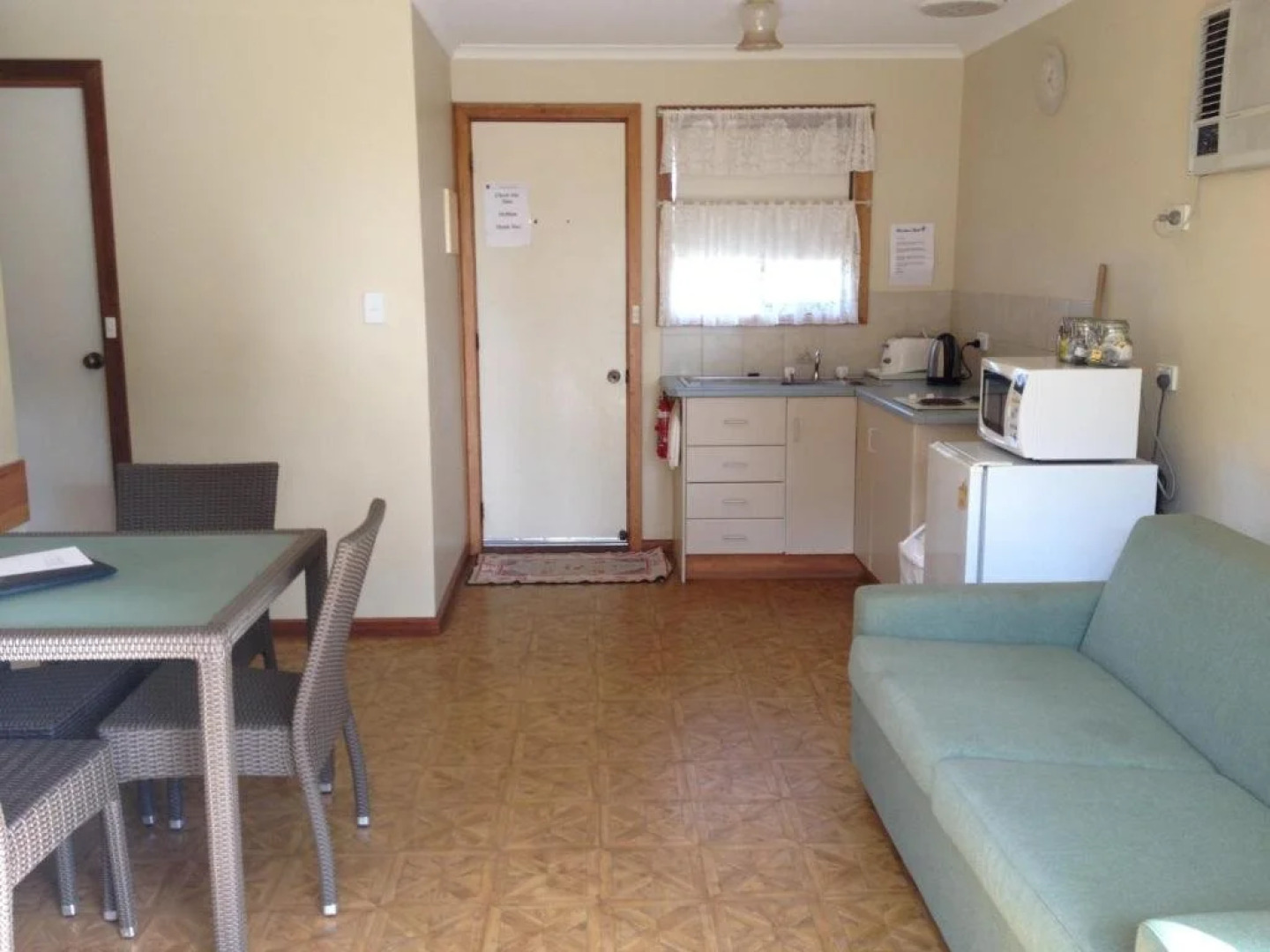 Parndana Hotel Cabins