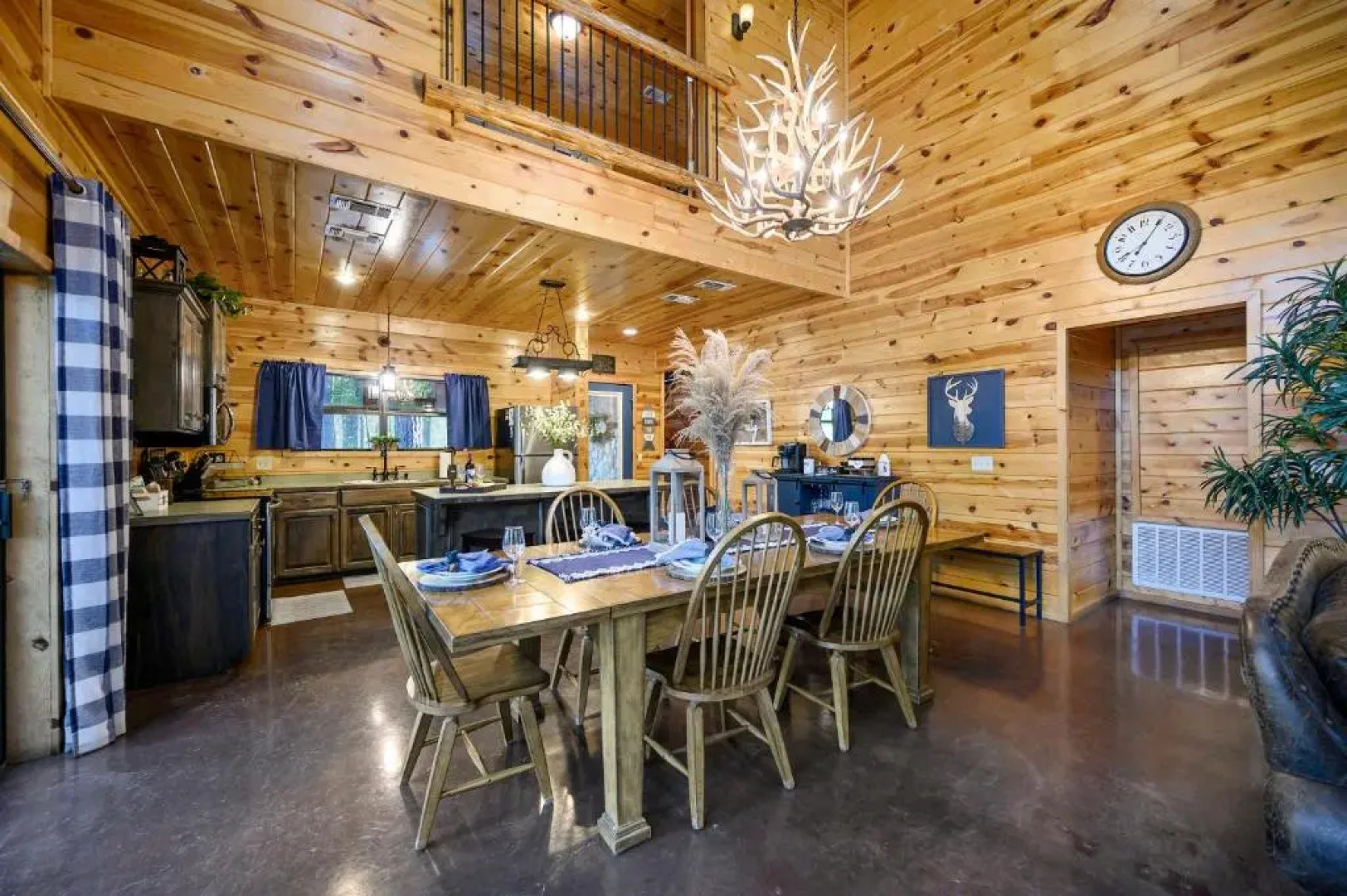 Hickory Bear - Secluded Cabin, Sleeps 10, New Hot Tub, Fire Pit, Arcade, Foosball Table & Deck Slide