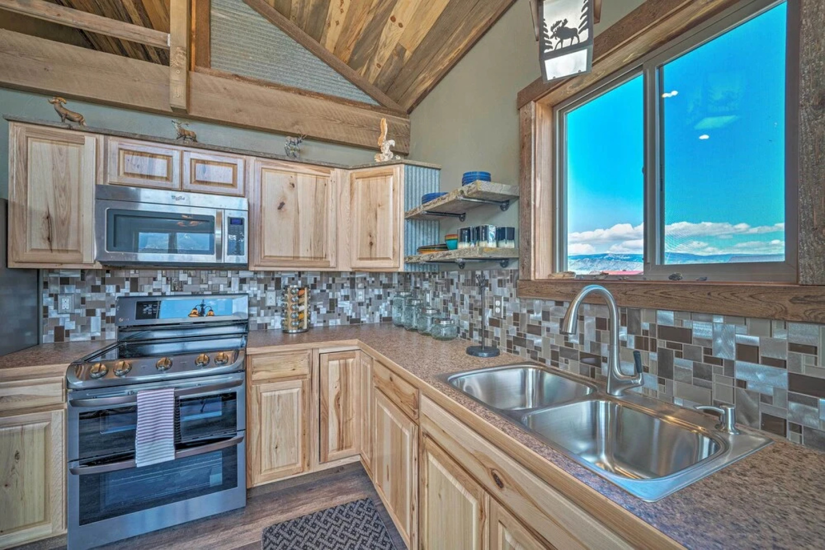 Mtn-view Cabin 40 Mi to Yellowstone Ntl Park!