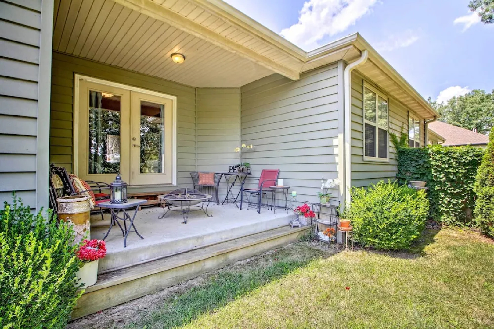 Pet-friendly Home w/ Yard: 9 Mi to Table Rock Lake