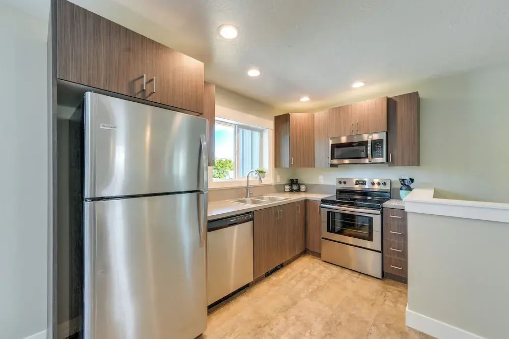 Modern Apt - 7 Mi to St. Anthony Sand Dunes!