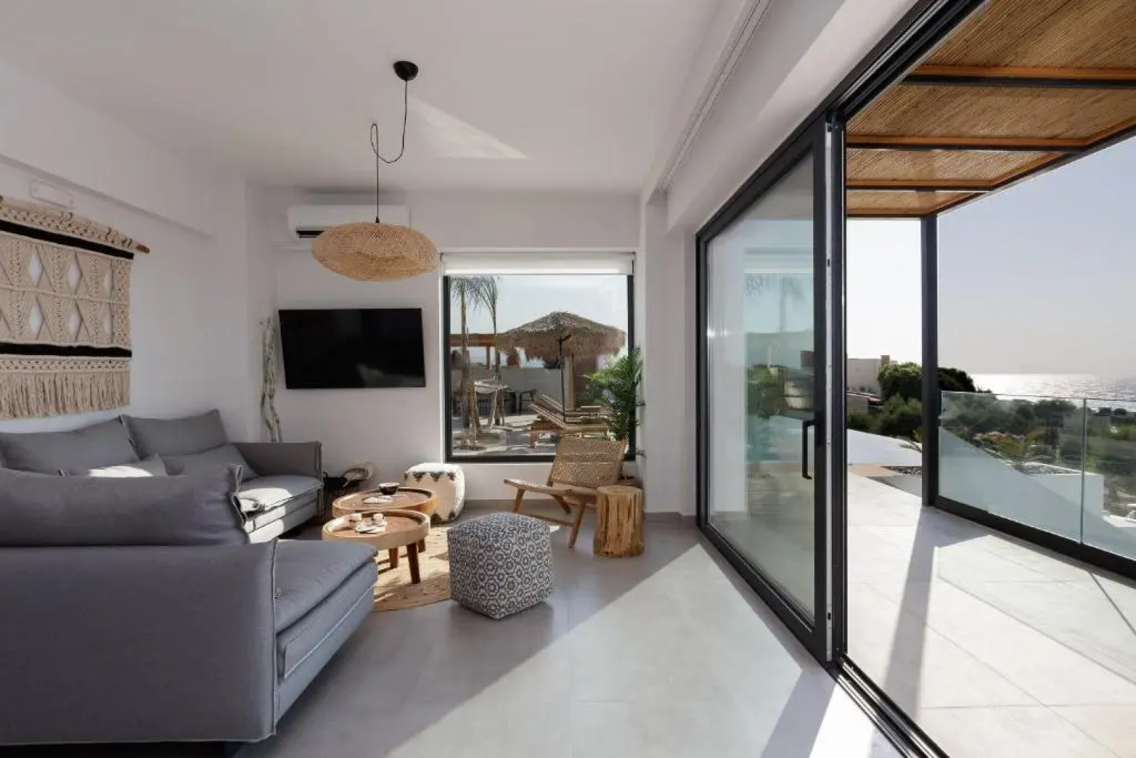 Bohemian Villas with Private Infinity Pool, Jacuzzi & Seaview, 15min from City Center