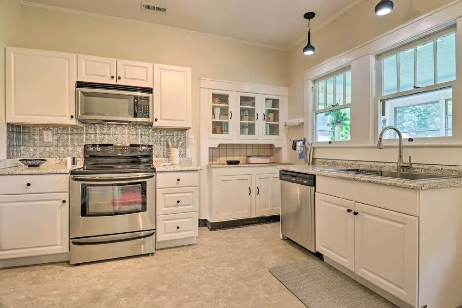 Cozy Home w/ Views < 1 Mi to Lake Junaluska!