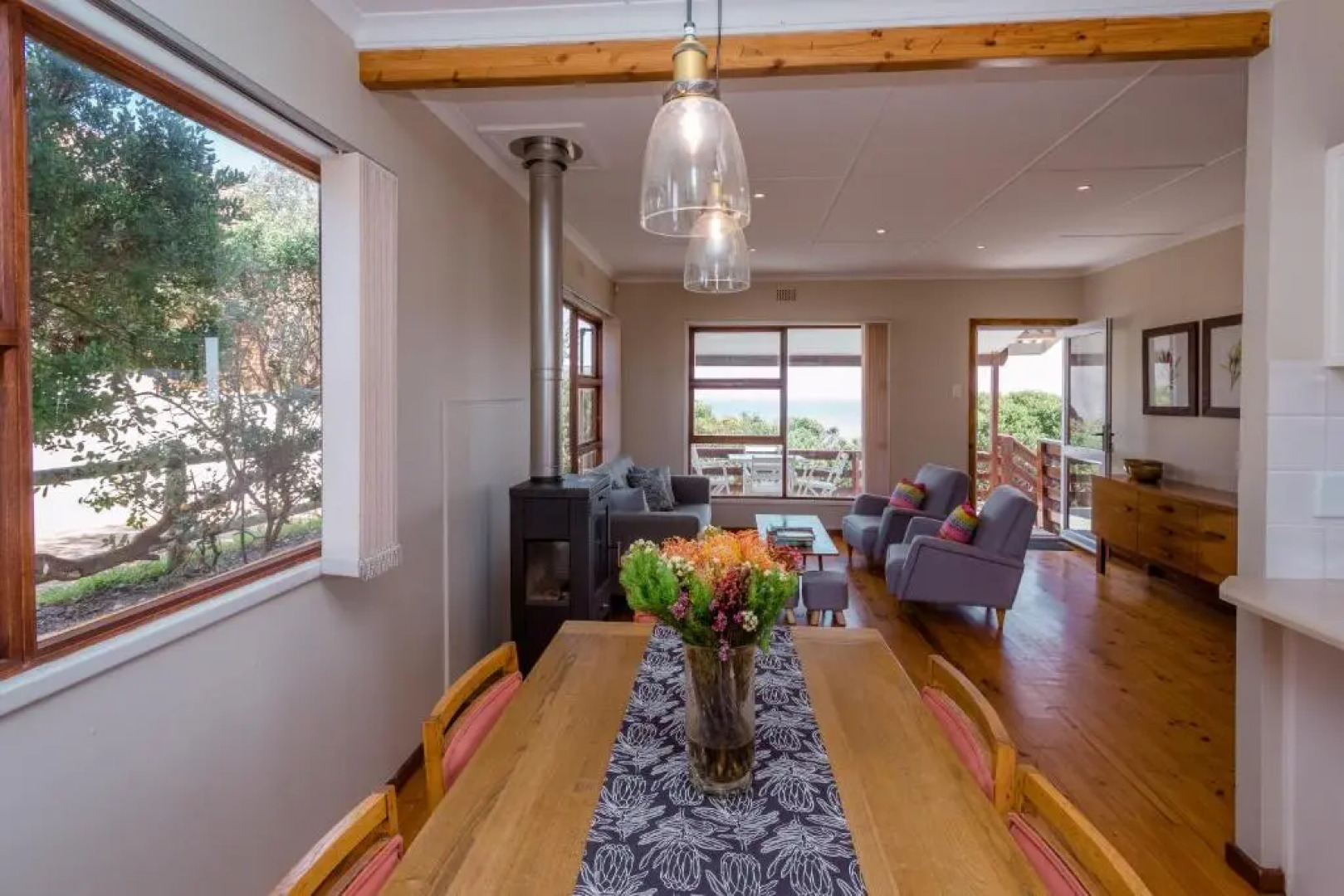 Oceanfront bungalow 3 br/2 ba, Wifi Fireplace: Guppy Huys