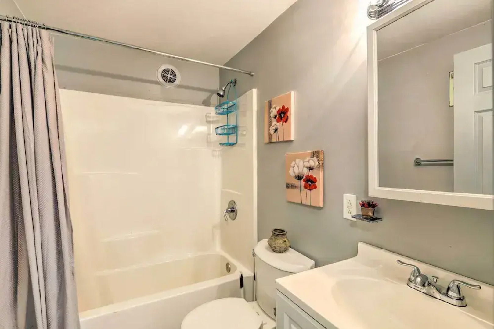 Beautiful Home With Mountain-view Deck + Smart TV