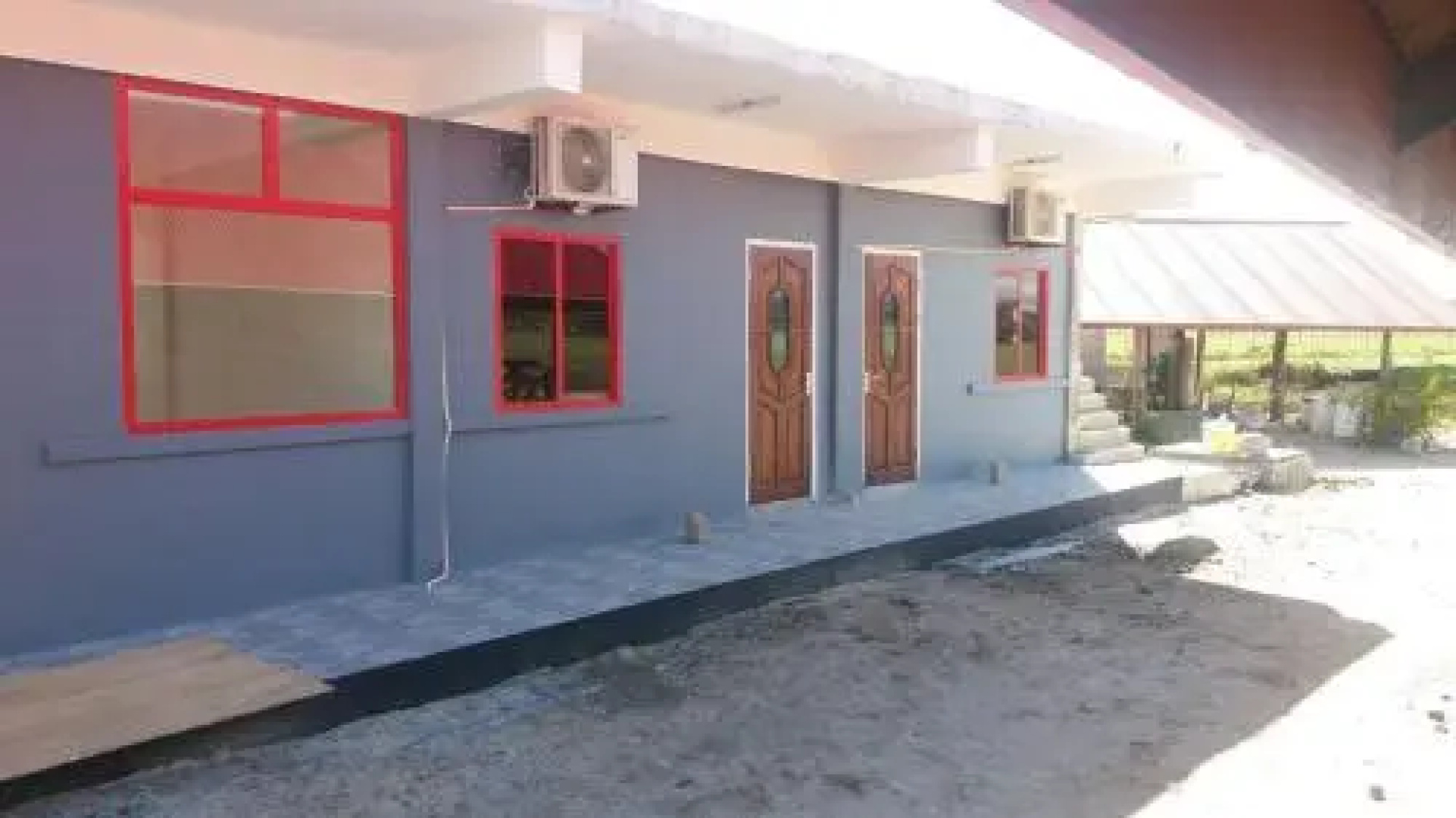 Rumanija's Airport Rooms