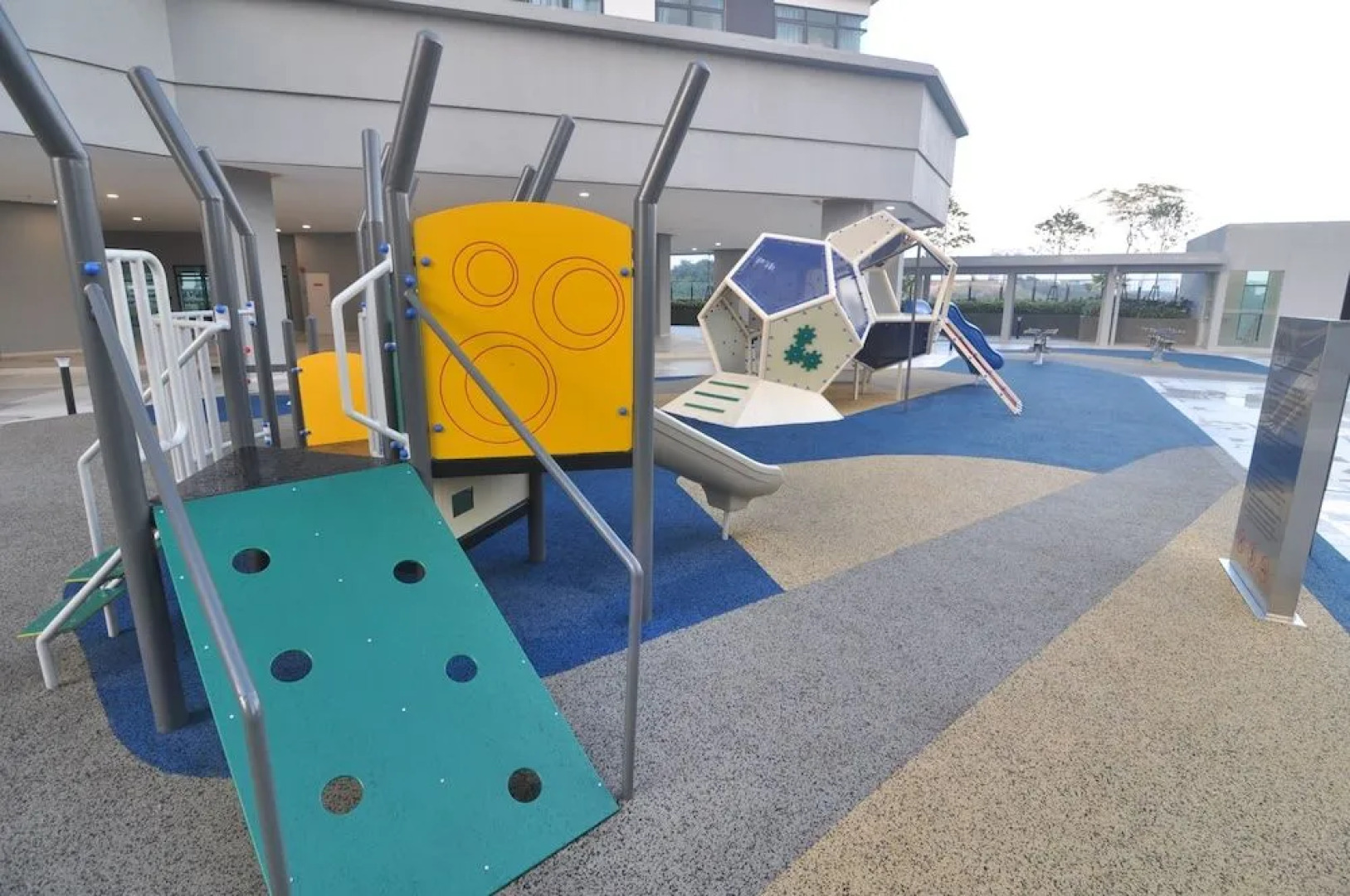 Kenwingston Square Garden by IdealHub