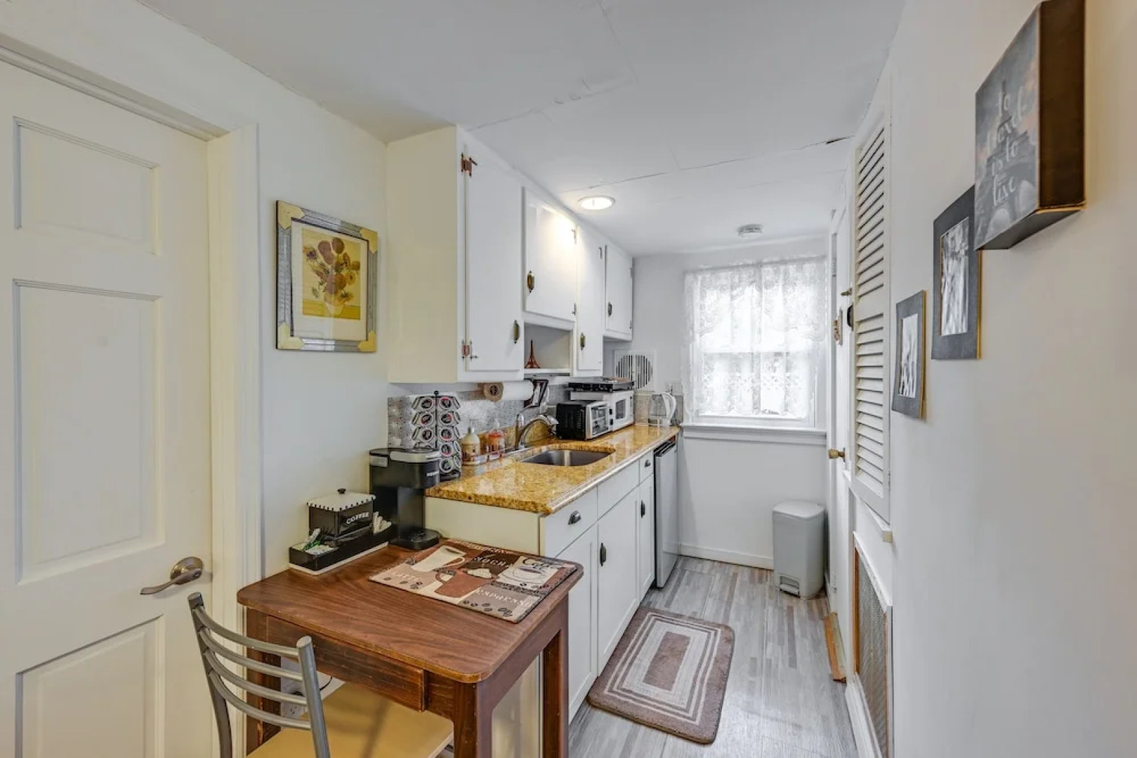 Pet-friendly Great Neck Home ~ 1 Mi to Kings Point