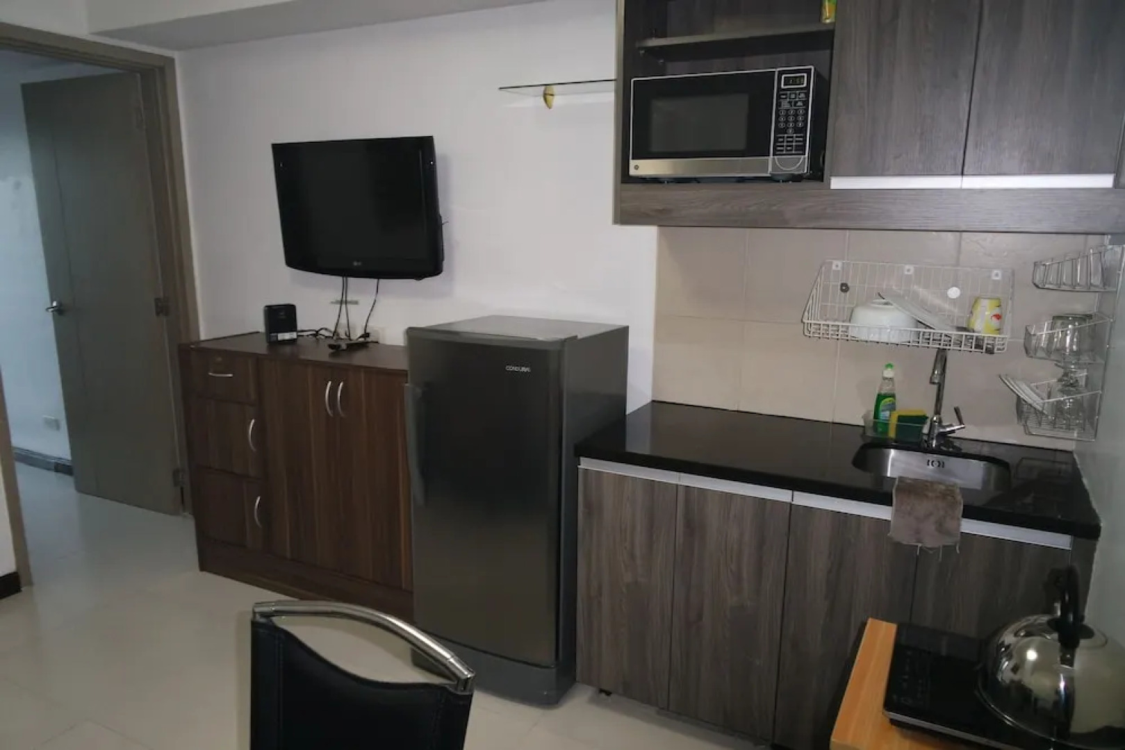 SoleMare Parksuites-April