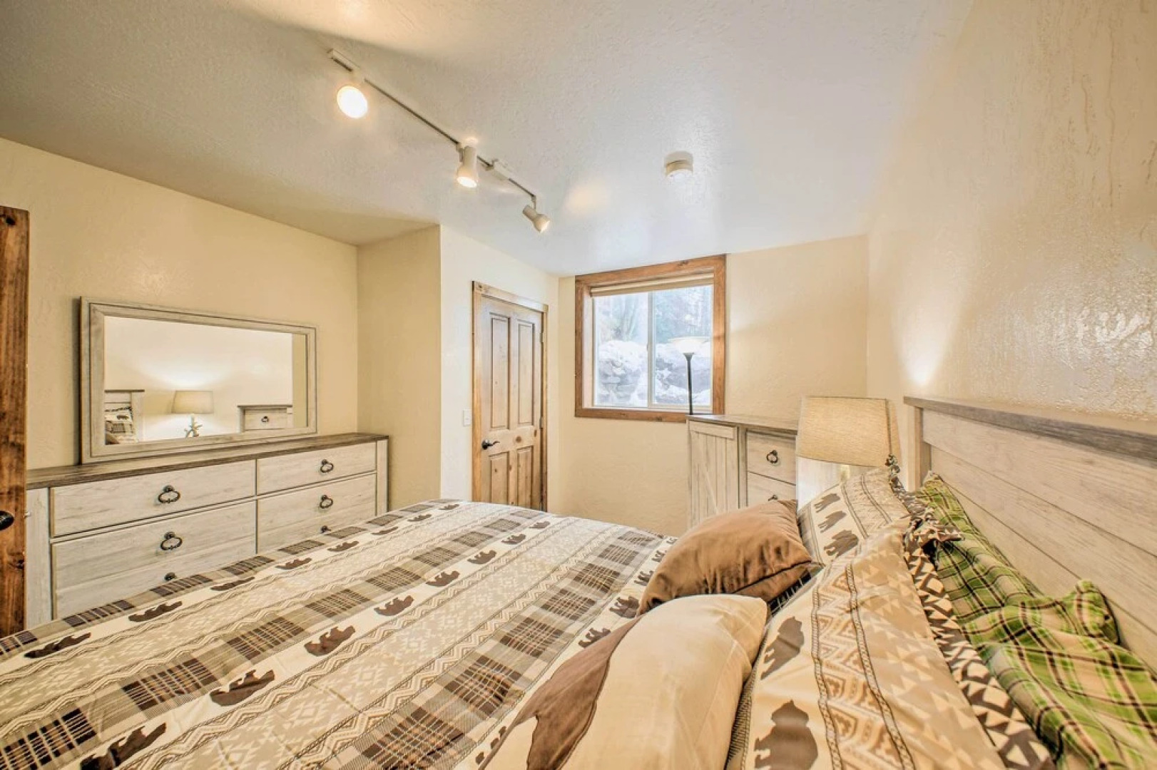 Priest Lake Apartment Near Hiking Trails!