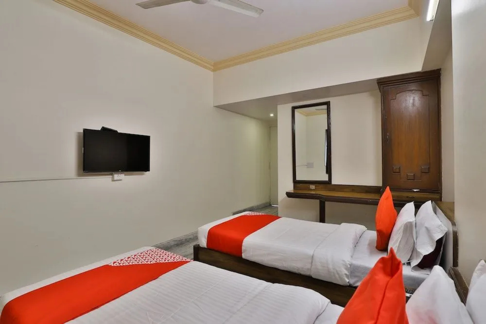 Oyo 30296 Hotel Sha-Inn