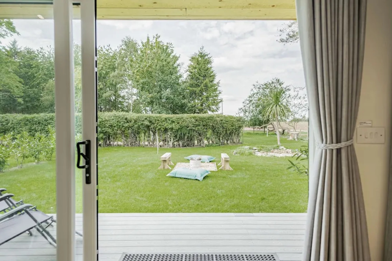 Luxury City to Country Retreat Lodge With Hot Tub