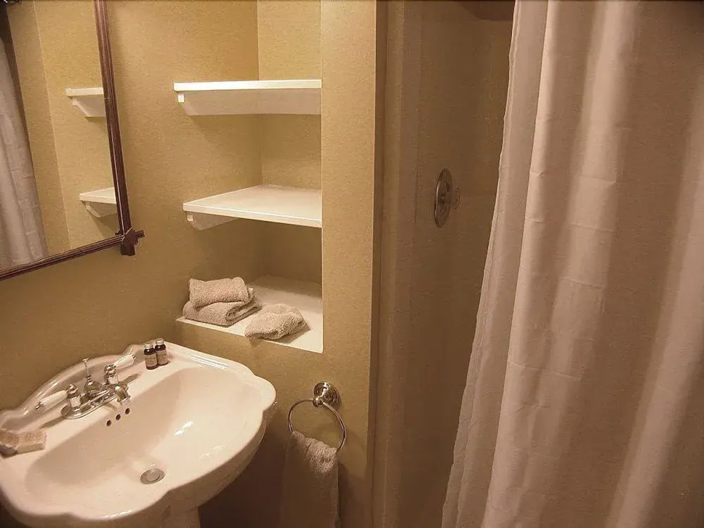 Mountaintop Lodge at Lake Naomi