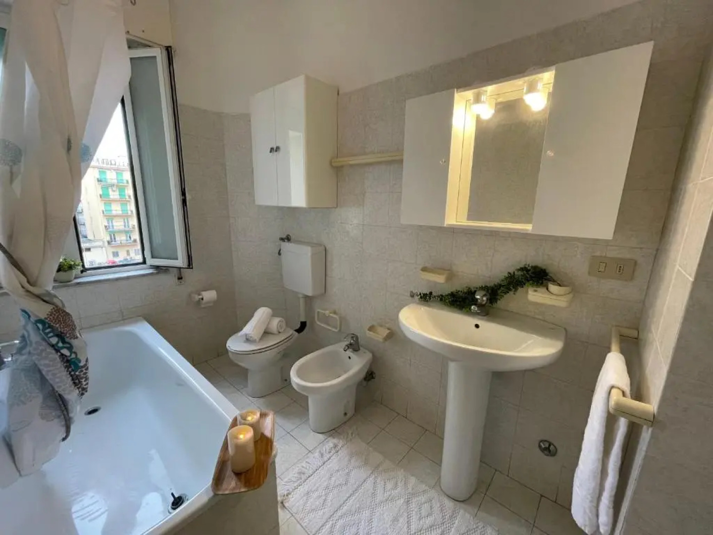 [Via XXV Aprile] 4 Locali - Di Fronte al Mare