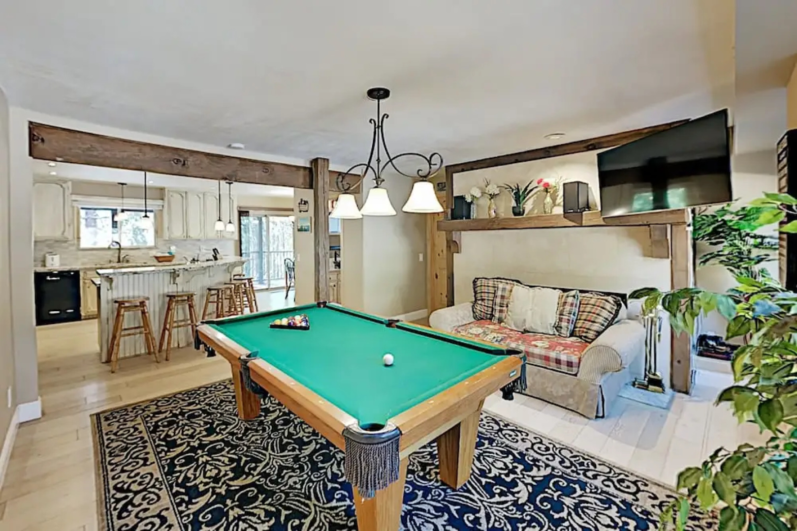 Expansive 7br W/ Hot Tub & Game Room 7 Bedroom Home