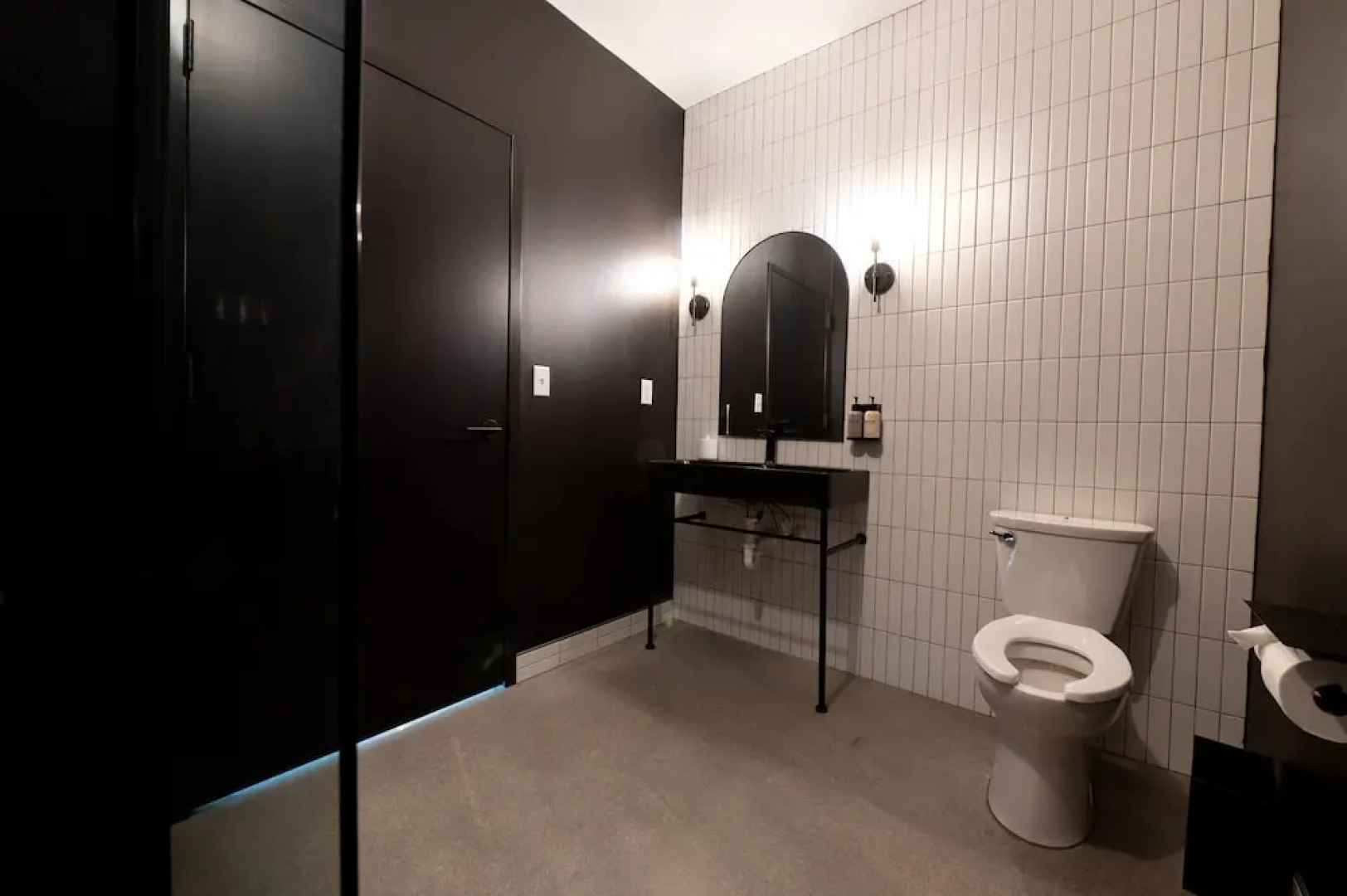 Arch and Cable Hotel