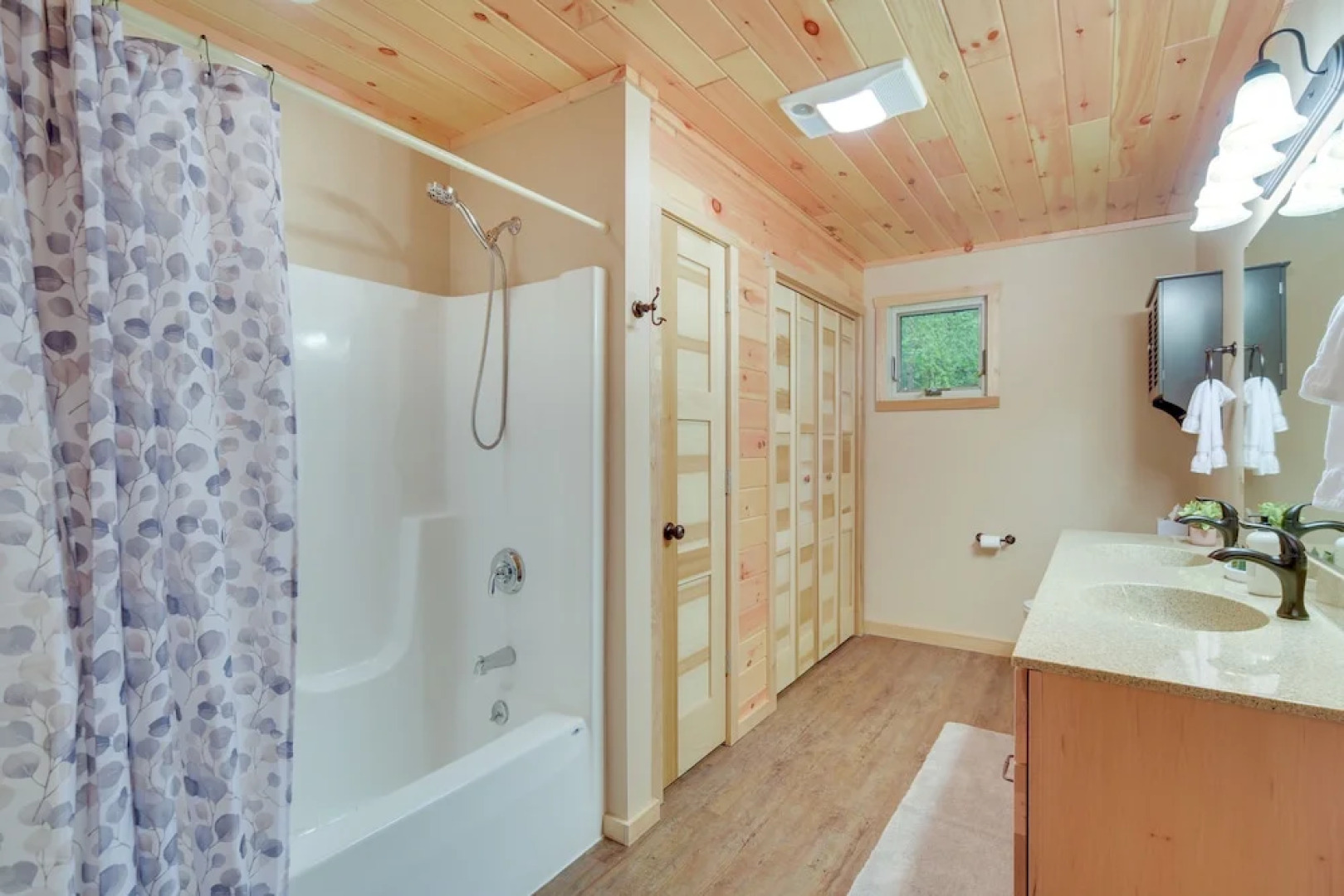 Cozy Cable Cabin Rental - Pet Friendly!