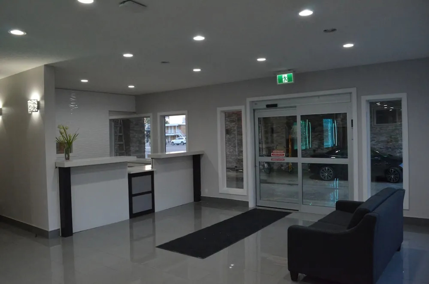 Econo Lodge Inn & Suites