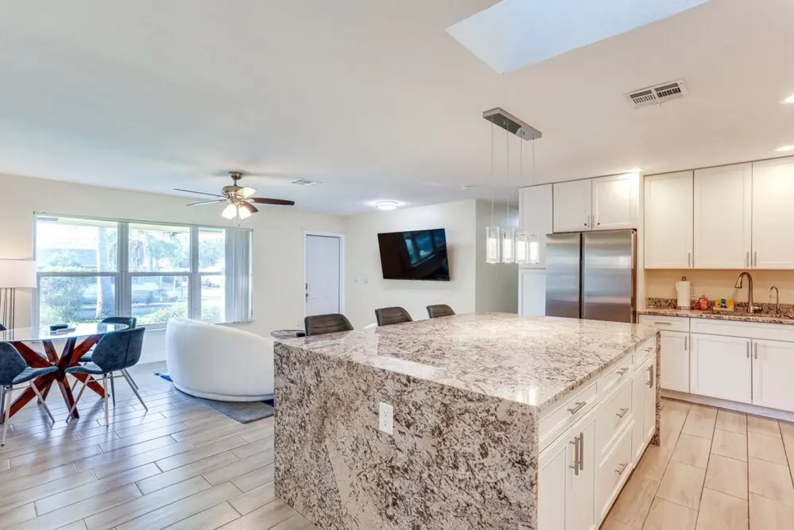 5 Mi to Beaches: Hot Tub Haven in Lake Worth