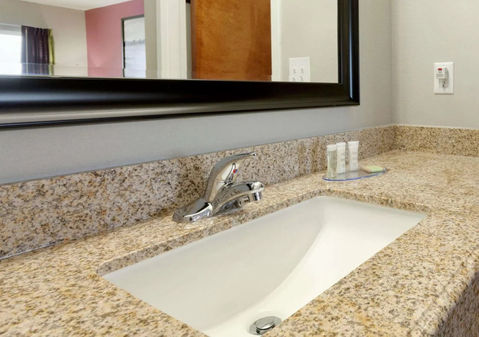 Super 8 by Wyndham Carrizo Springs