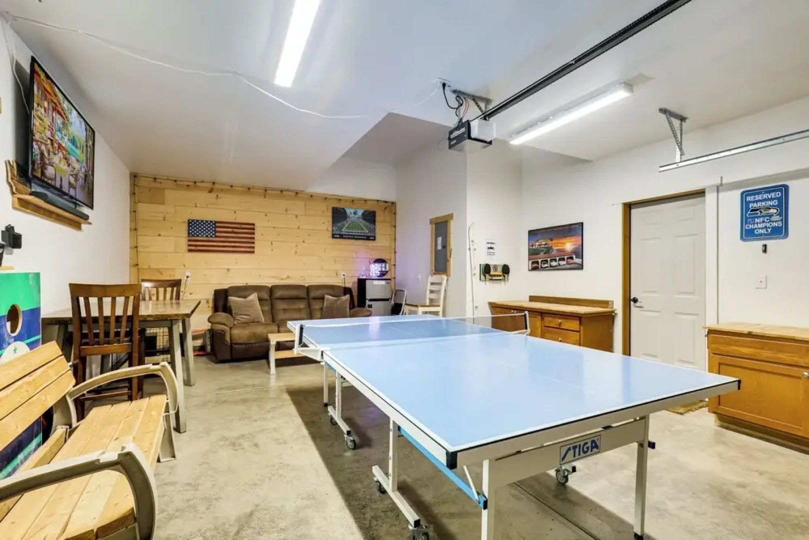 Hot Tub & Game Room: Ronald Retreat 2 Mi to Lake!