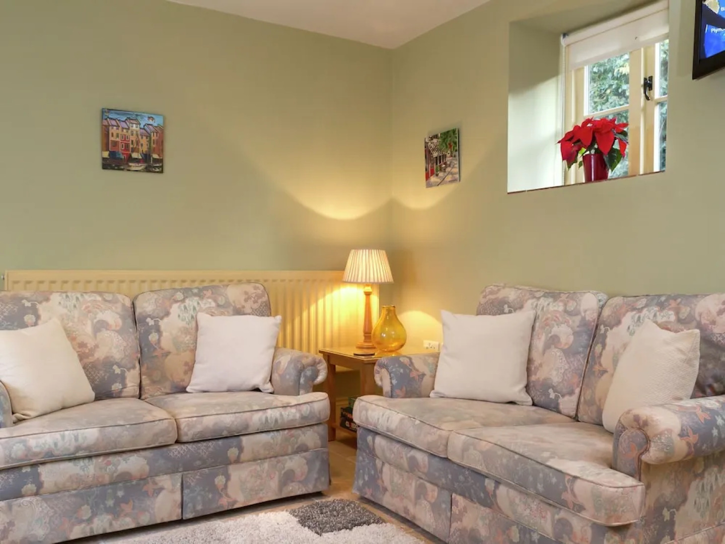 Comfortable Holiday Home in Crickhowell Near River Usk