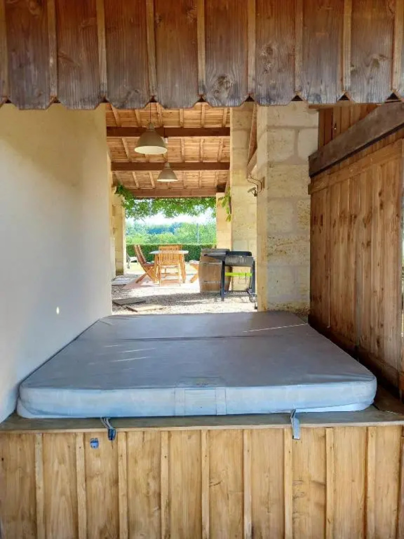 Maison de 2 chambres avec jacuzzi jardin clos et wifi a Saint Ciers de Canesse