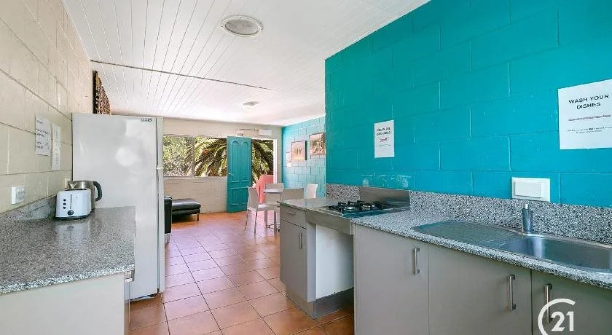 Dolphins Beach House - Hostel