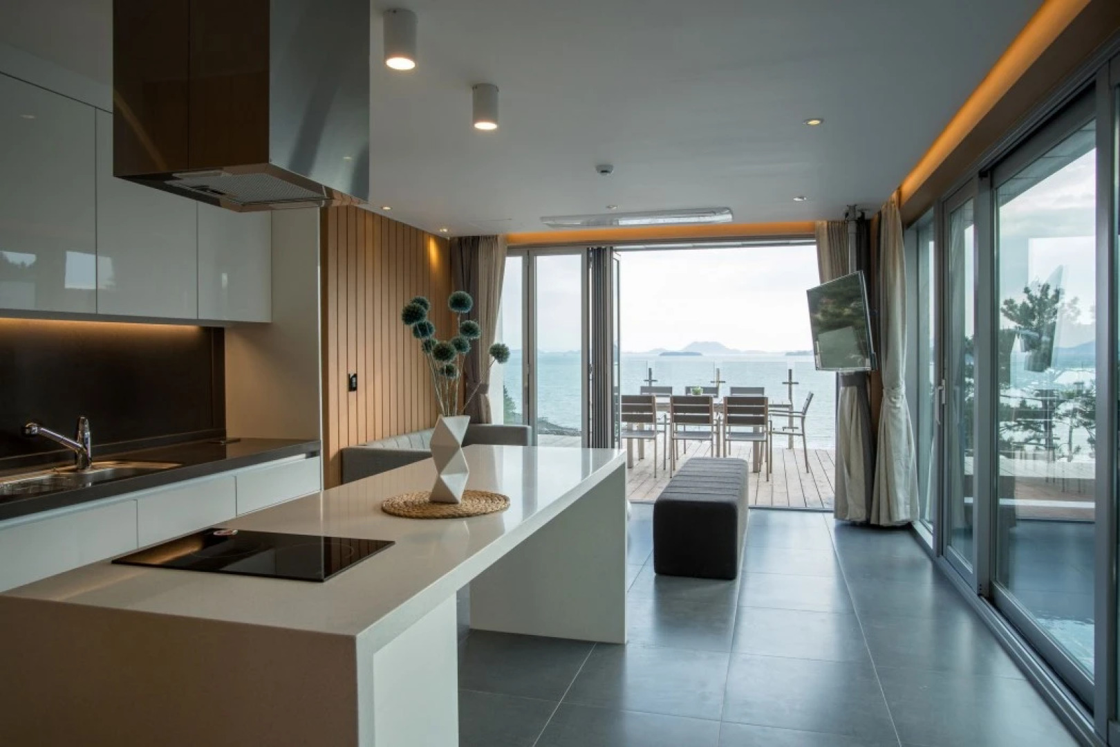 La Terrace Club Hotel & Villa