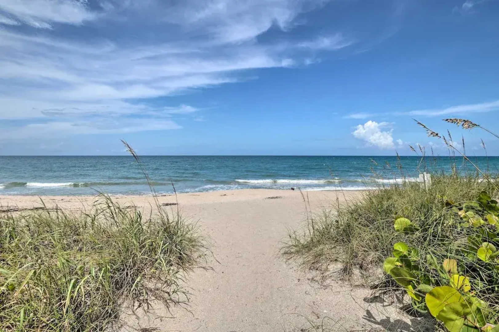 Boat Lovers Paradise: Walk to Private Beach!