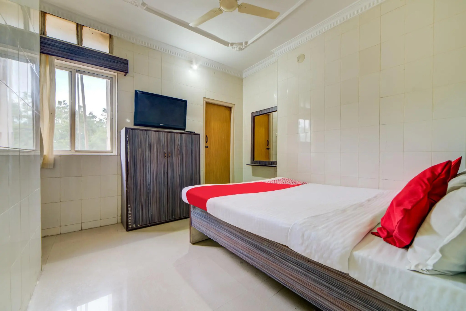 OYO 29087 Hotel Golden Pride