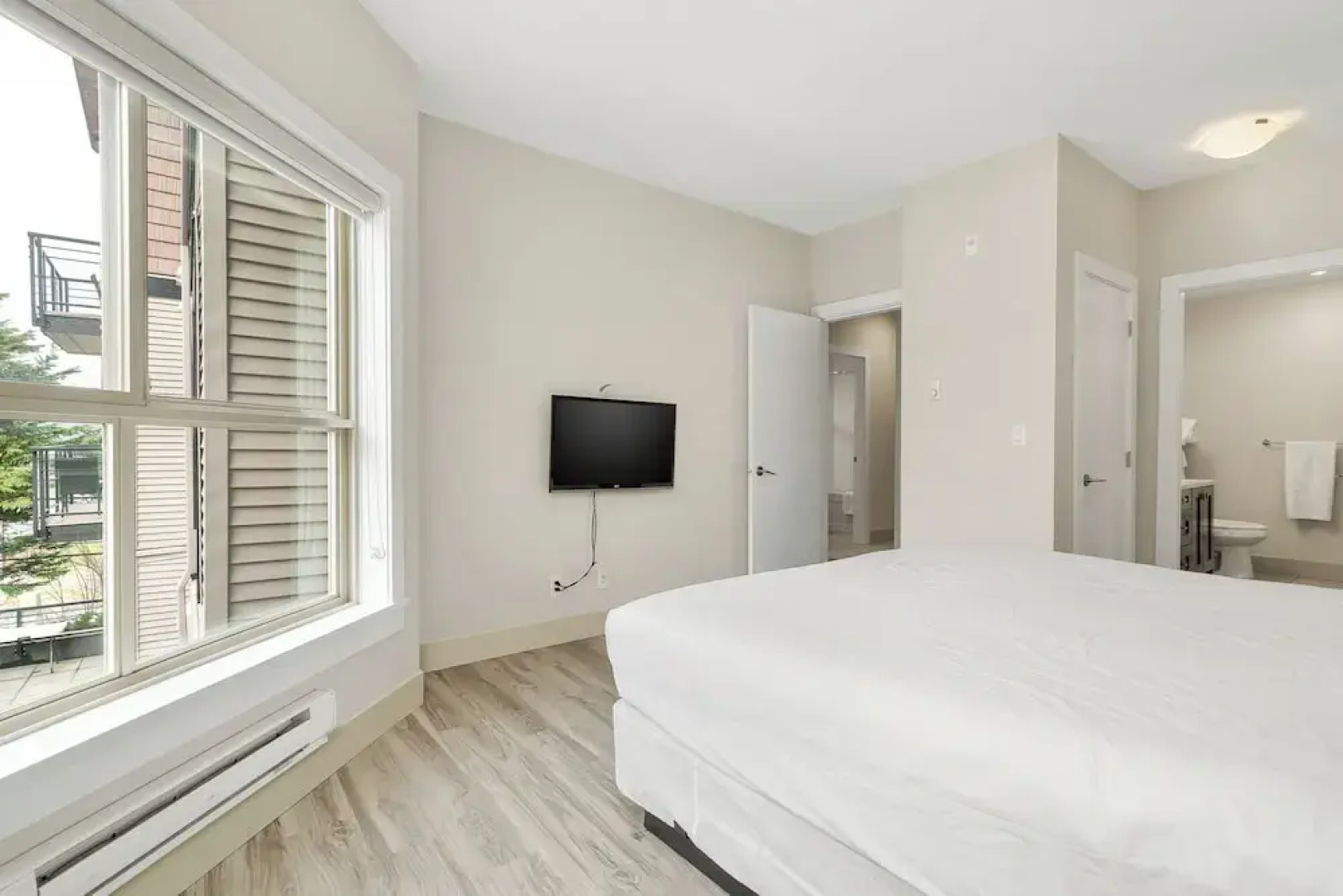 Harmony Haven 2BR Lakefront Suite