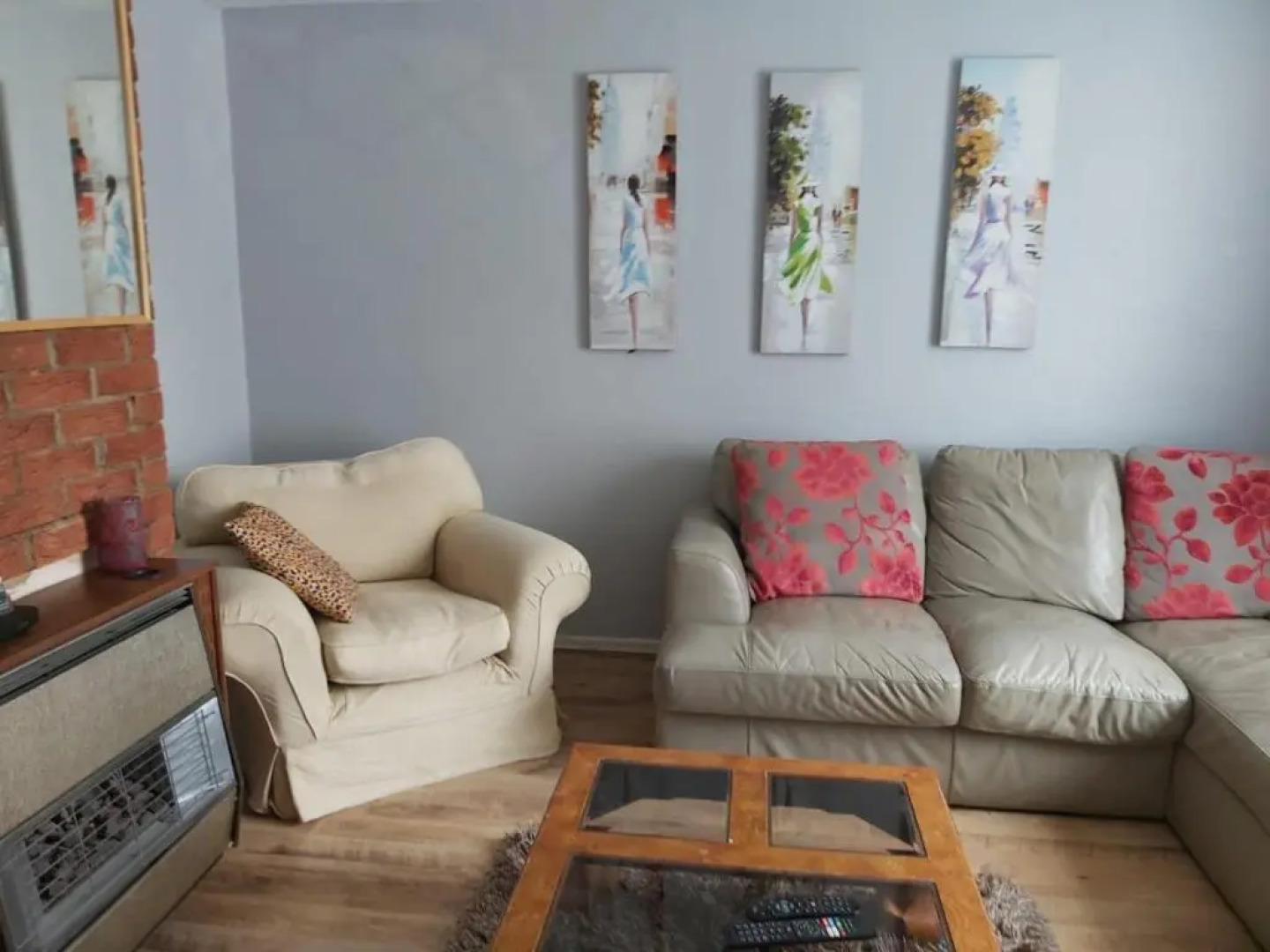 Eddiwick House - Huku Kwetu Dunstable -Spacious 3 Bedroom House- Sleeps 6 - Suitable & Affordable Group Accommodation - Business Travellers