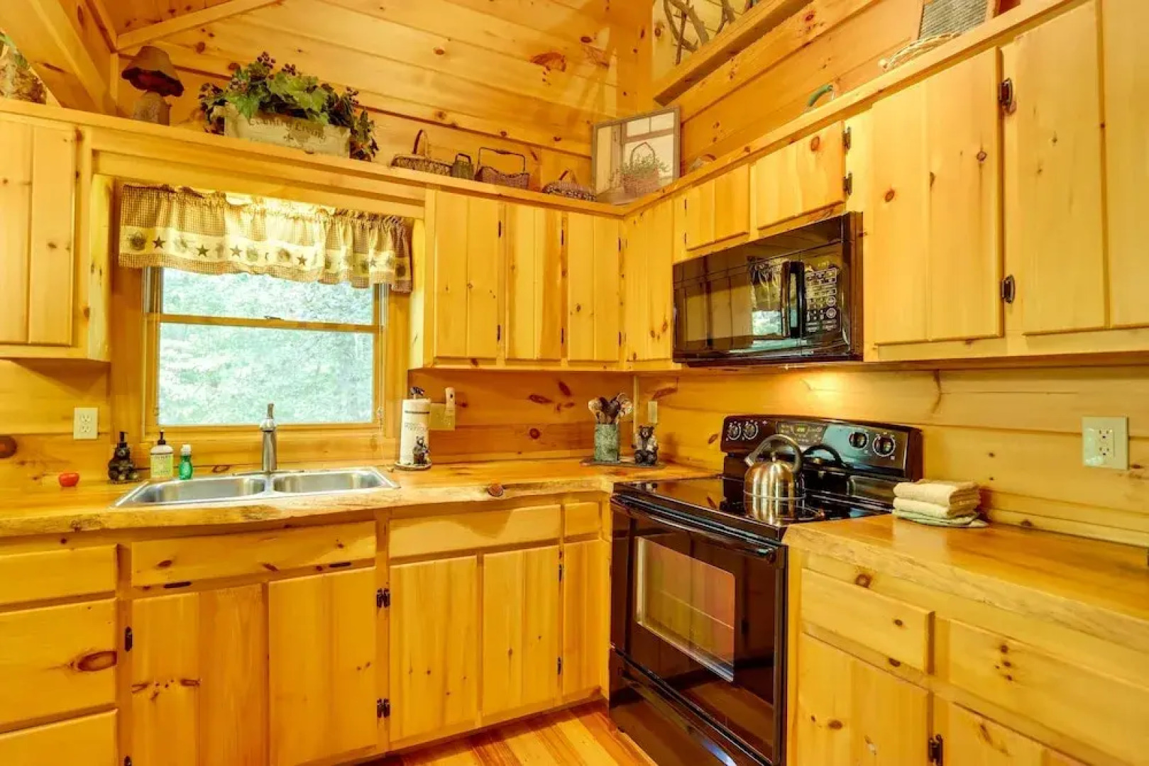 On Fightingtown Creek: Forested Mccaysville Cabin!