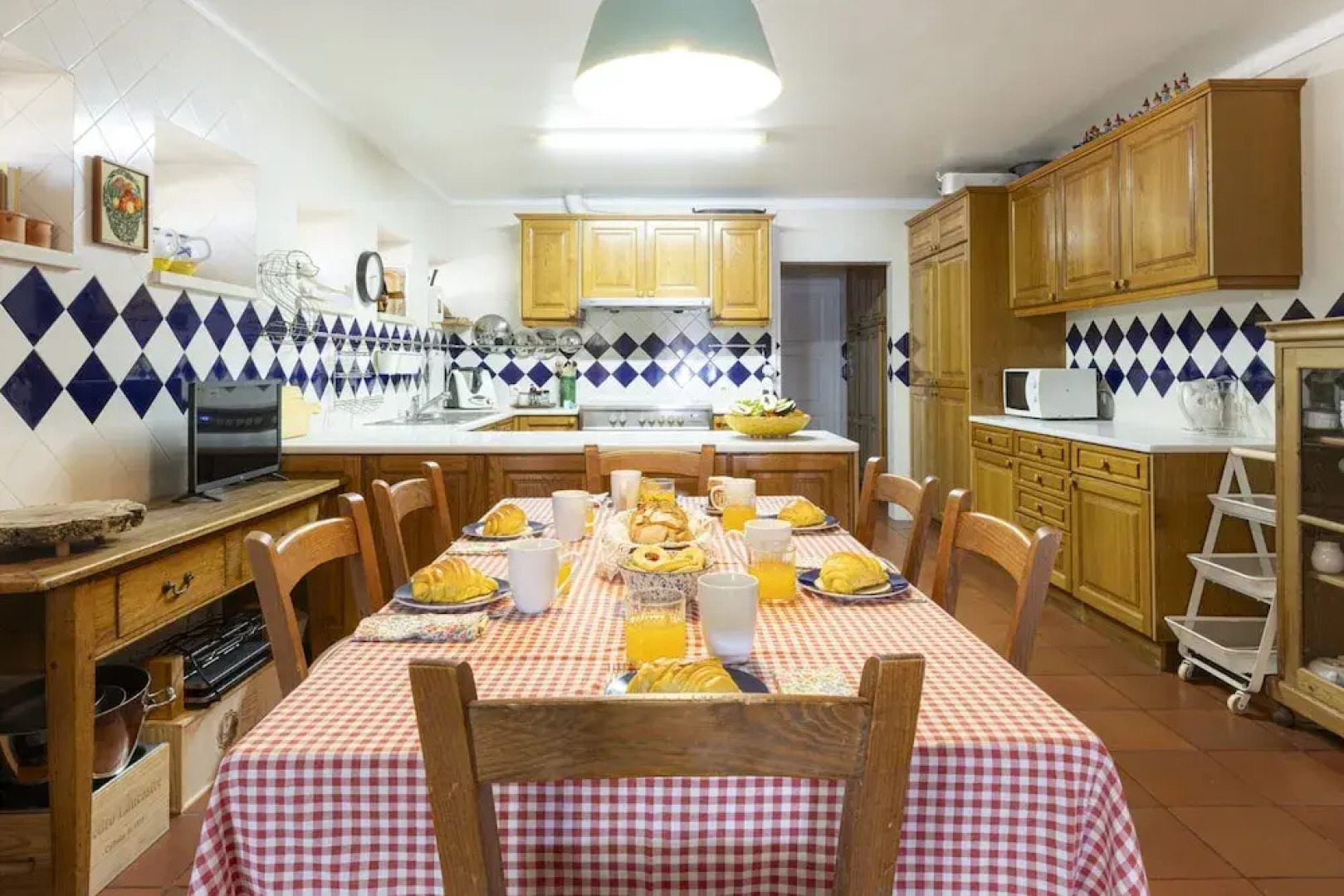 Coastal Charm Chalet by Cadenzalux