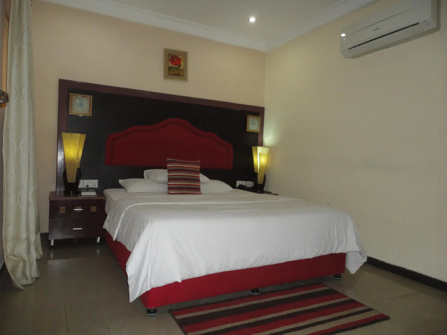 SDM Tavern and Suites