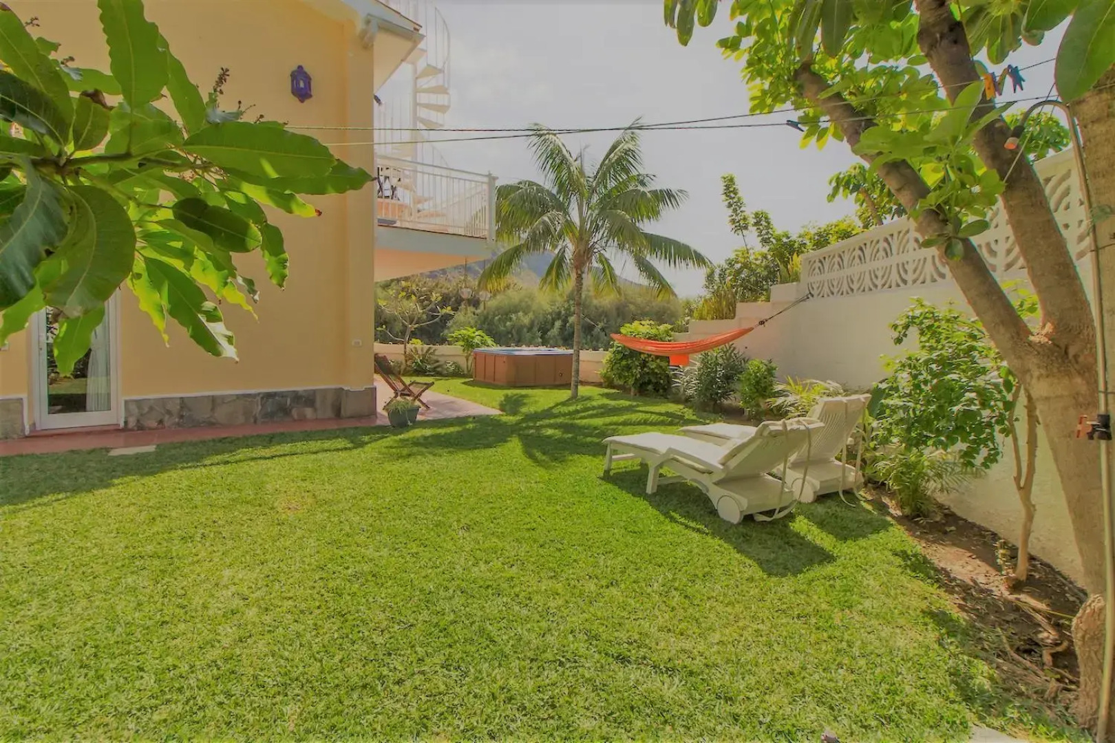 Villa in protected space in front of the sea