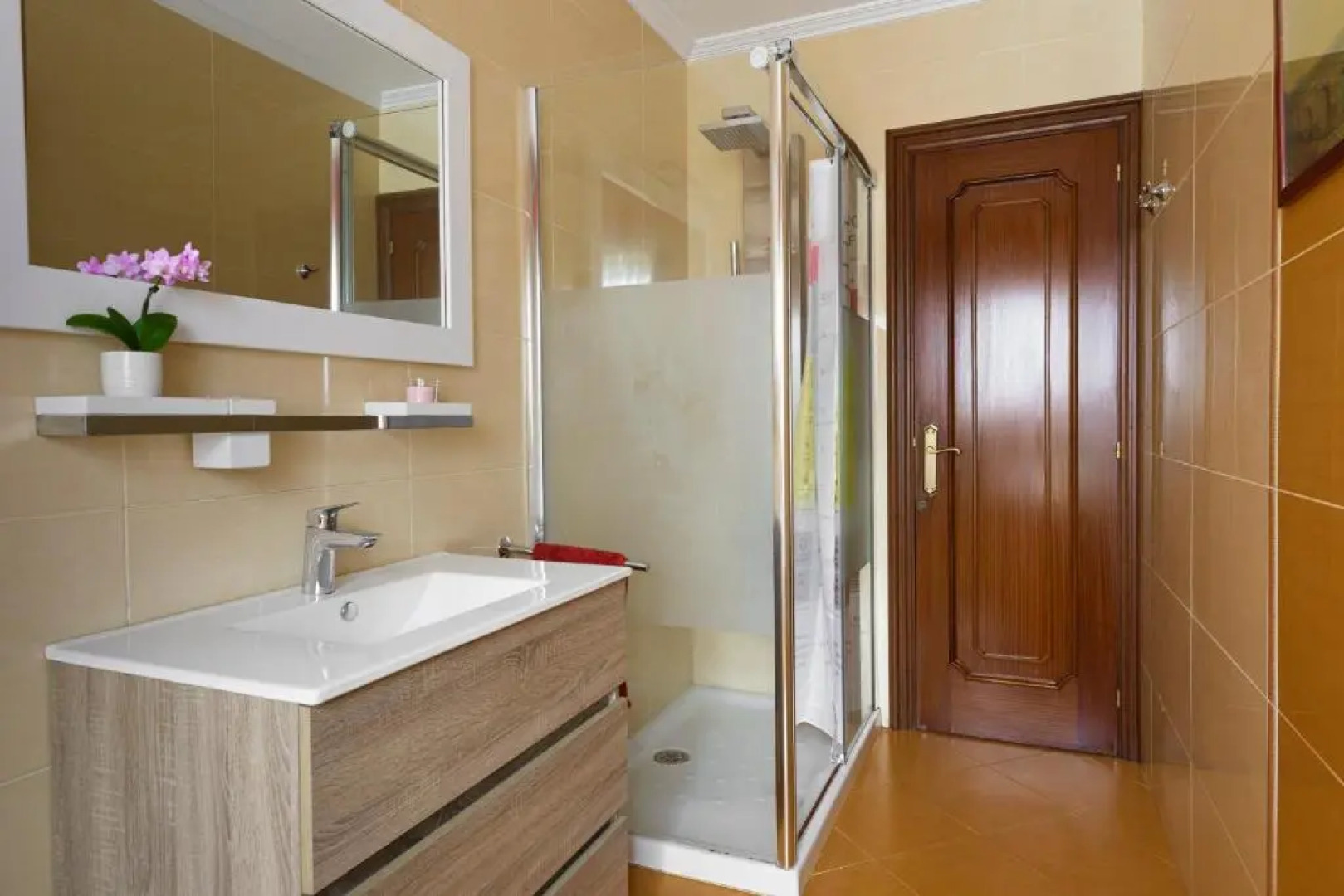 Casa marinera con piscina y jardín.