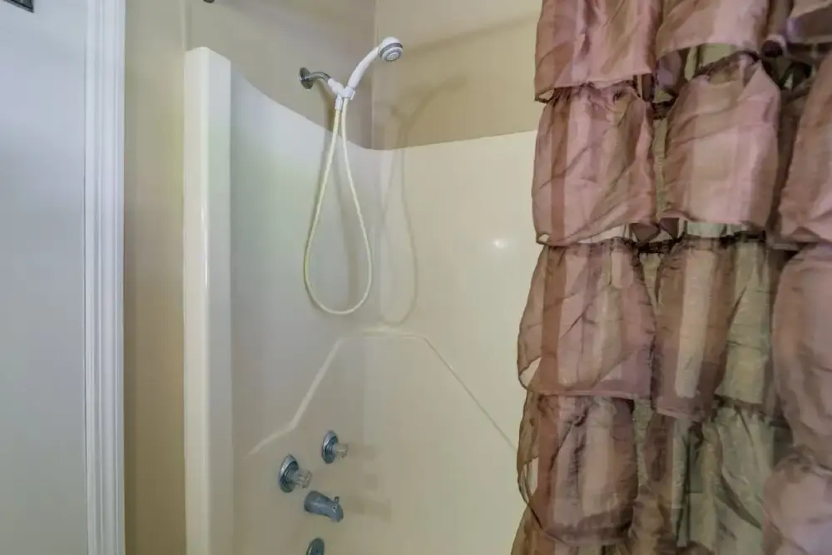 Charming New Bern Cottage w/ Grill & Fire Pit!