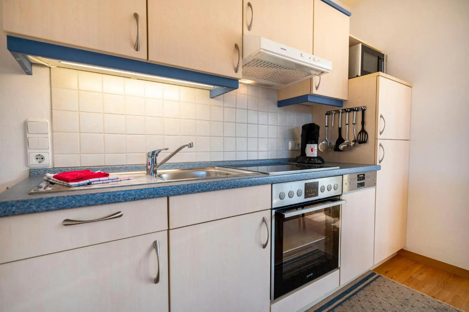 Gemütliche Ferienwohnung Bergwiese, 2-Raum, separates Schlafzimmer, schönen Balkon oder Terrasse, Komfort Ausstattung, ruhige Lage, kostenfrei WLAN, Sauna im Landhaus, Brötchenservice, Parkplatz kostenfrei, Hunde auf Anfrage, Tankstelle für E-Autos