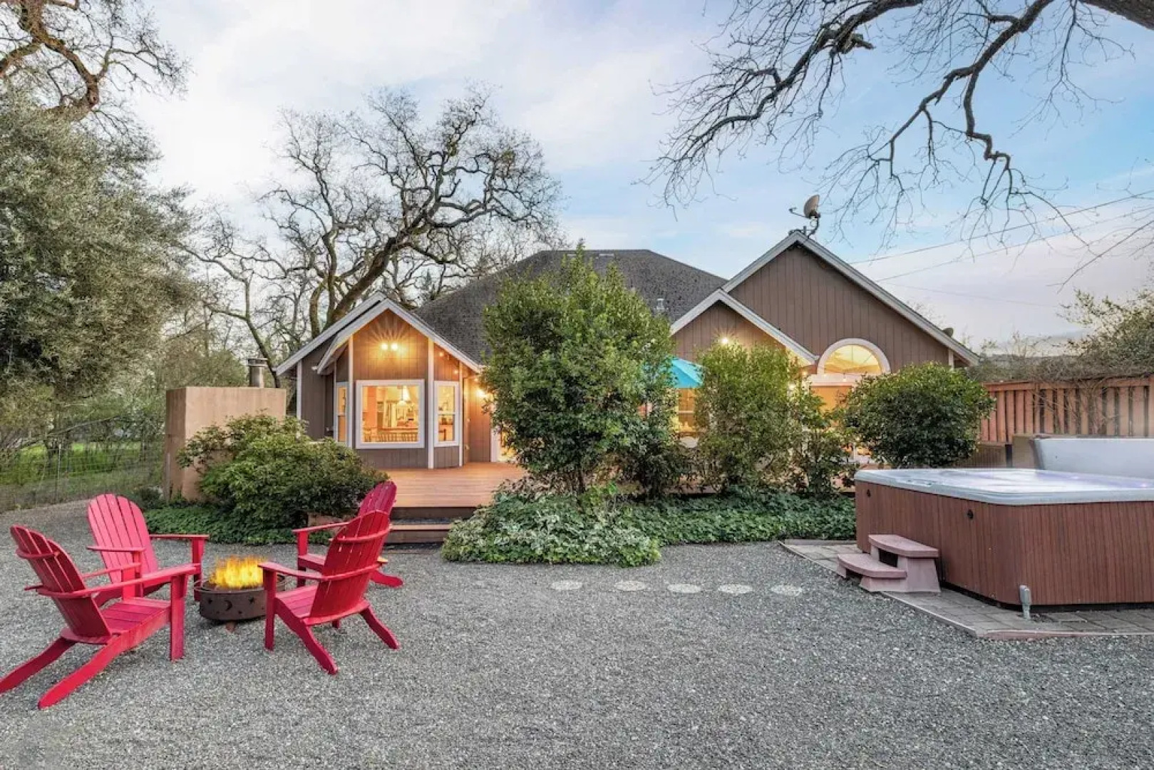 Valley of the Moon by Avantstay Tranquil Escape, Large Yard w/ Hot Tub & Fire Pit