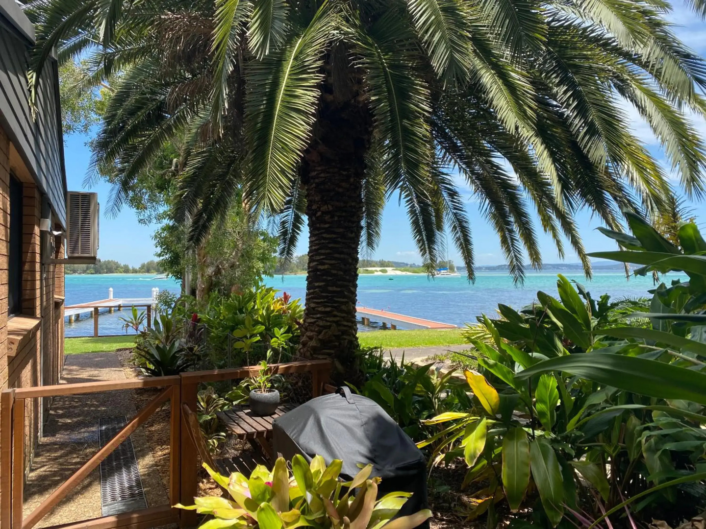 Serenity by the Lake - Romantic Waterfront Couple's Getaway