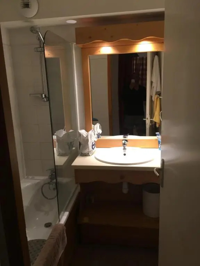 Skis Aux Pieds Station 1800 Dame Blanche