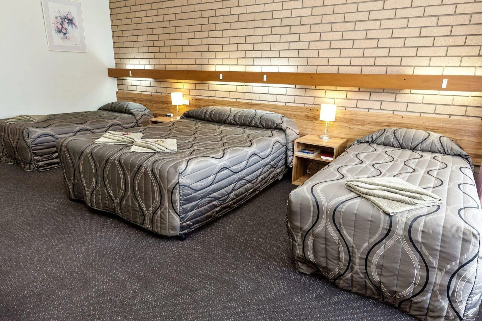 Holbrook Town Centre Motor Inn