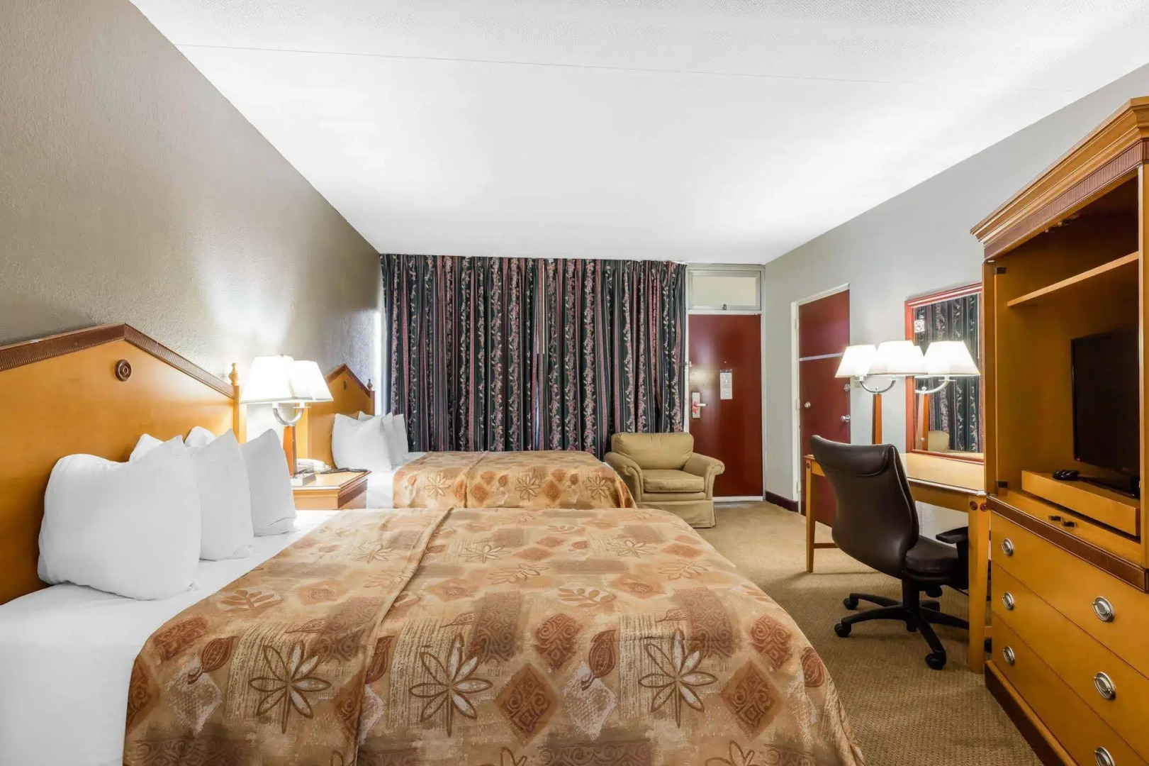 Econo Lodge Inn & Suites