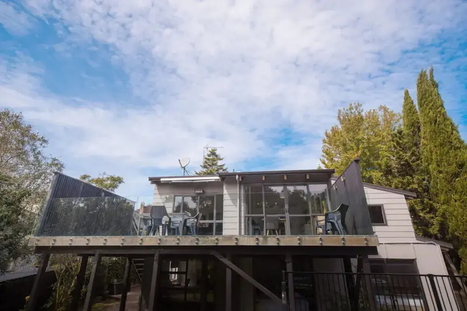 Modern 4 Bedroom Family Home With Pool