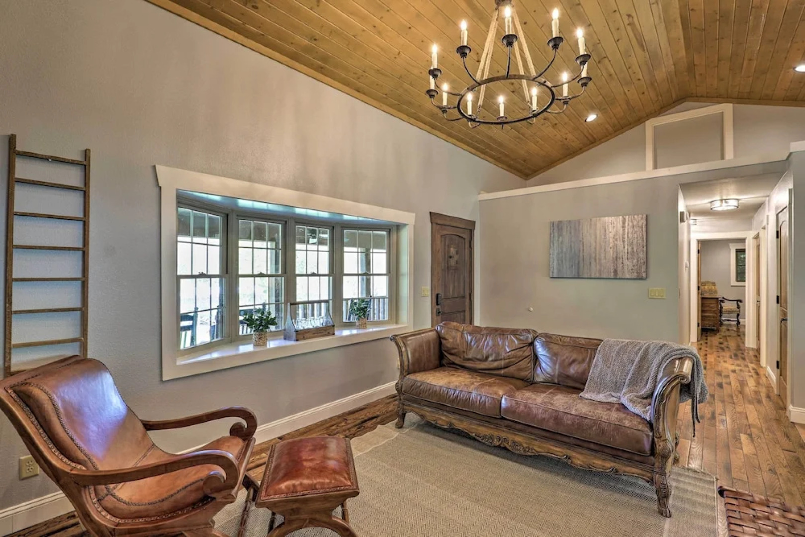 Game Room, Theater + Deck: Burnsville Cabin!