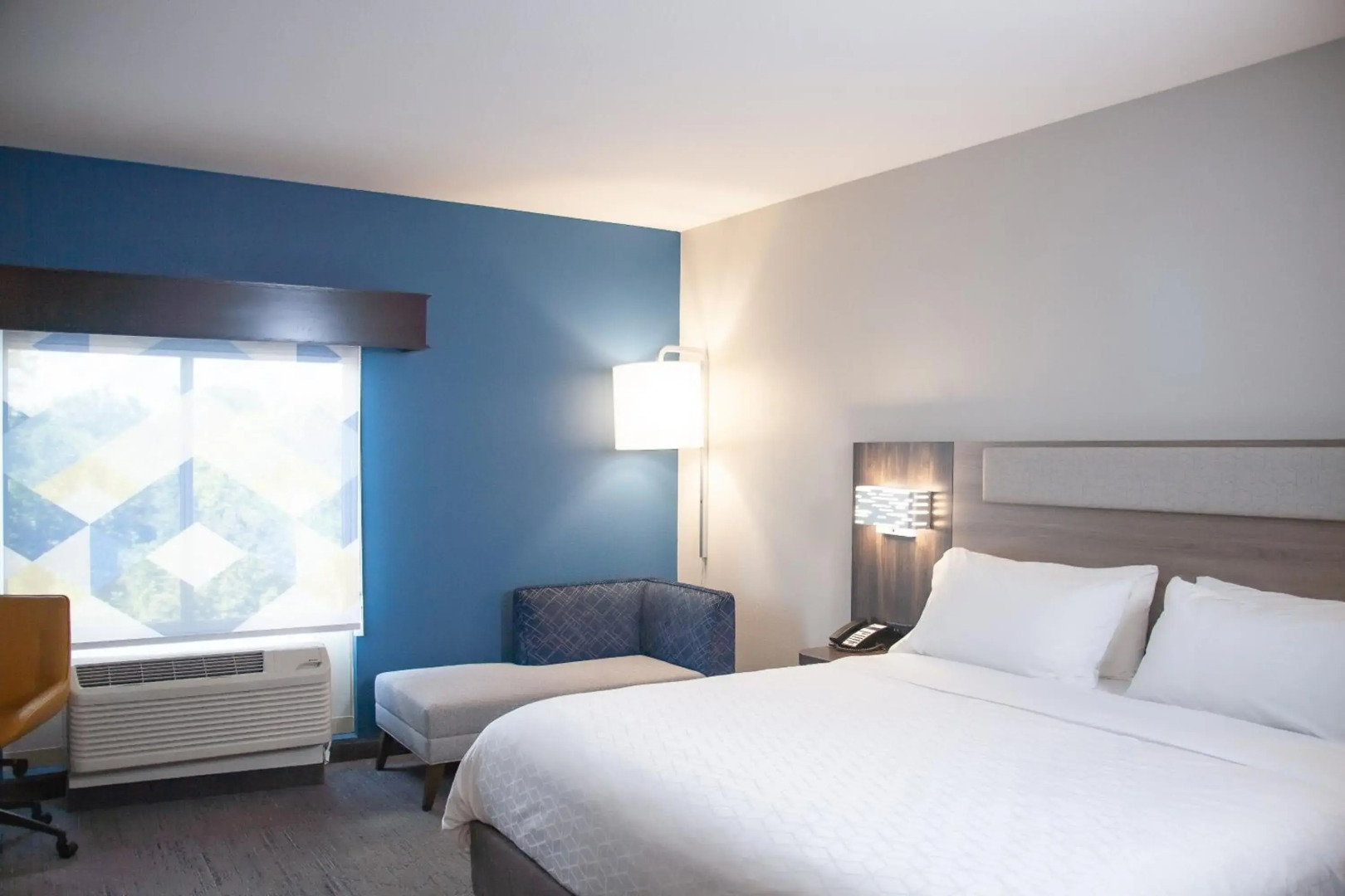 Holiday Inn Express and Suites Overland Park by IHG