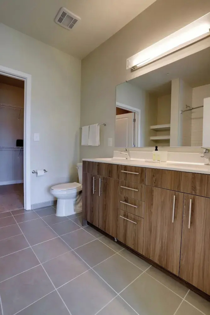 Stylish 2BR Condo in Alexandria