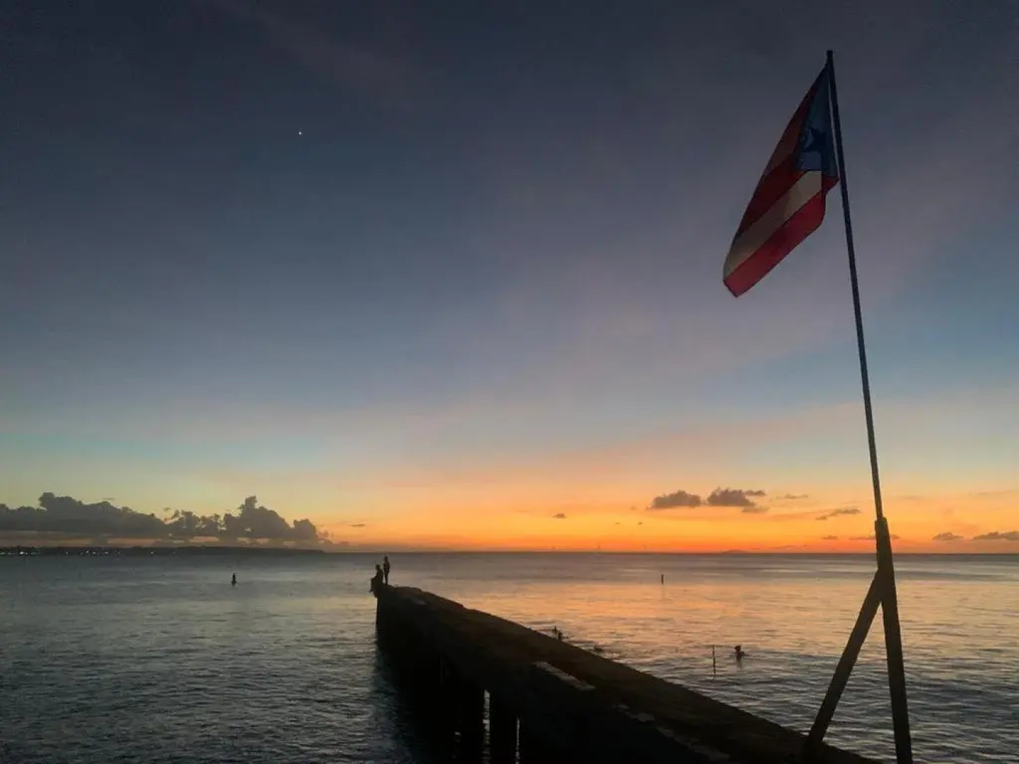 Aguadilla Surfers Lair apt with electricity water AC Wifi 8 minute walk to Crashboat beach